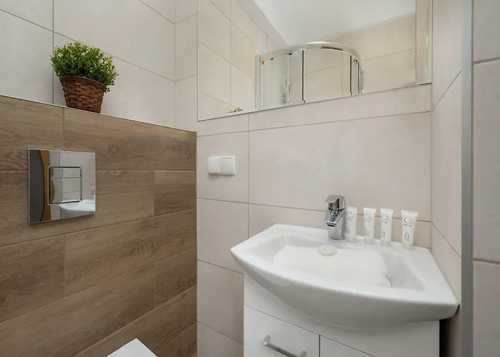 Red In With Two Bedrooms And Desk For Remote Work By Renters Appartement *