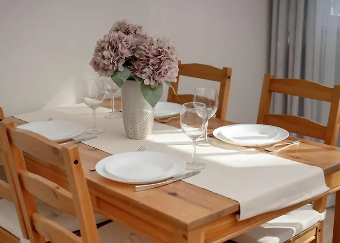 Appartement Red In With Two Bedrooms And Desk For Remote Work By Renters *