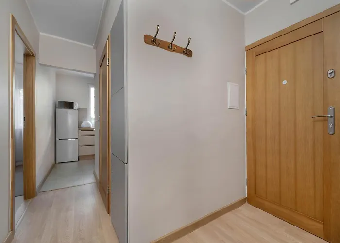 Red In With Two Bedrooms And Desk For Remote Work By Renters Appartement Wrocław