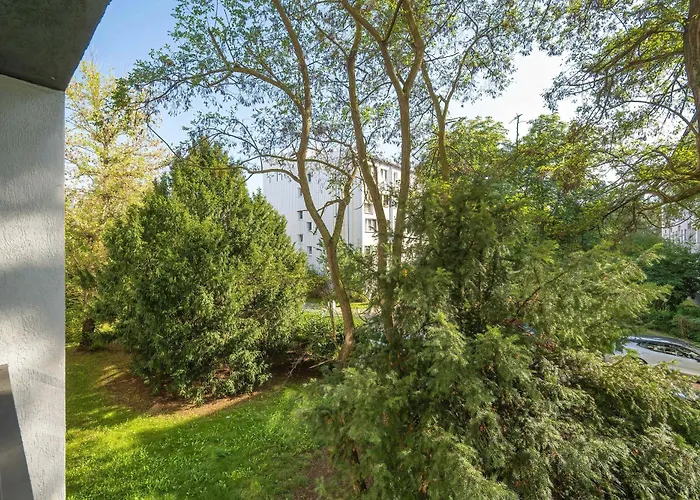 Red In With Two Bedrooms And Desk For Remote Work By Renters Appartement Wrocław