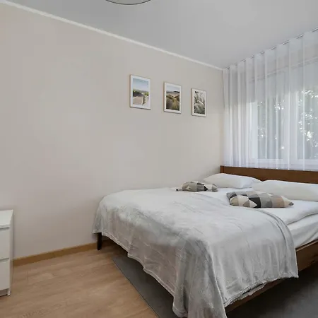 Daire Red In Wroclaw With Two Bedrooms And Desk For Remote Work By Renters Wroclaw