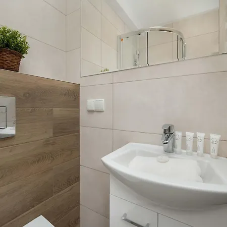 Red In Wroclaw With Two Bedrooms And Desk For Remote Work By Renters Daire *