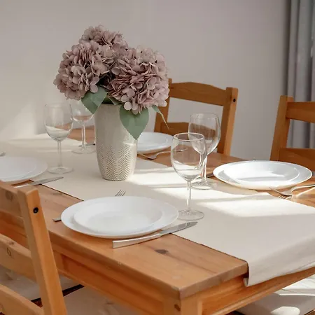 Апартаменты Red In With Two Bedrooms And Desk For Remote Work By Renters *