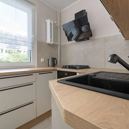 Red In With Two Bedrooms And Desk For Remote Work By Renters Вроцлав