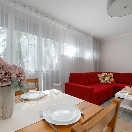 Red In With Two Bedrooms And Desk For Remote Work By Renters *