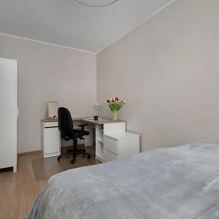 Red In With Two Bedrooms And Desk For Remote Work By Renters Апартаменты