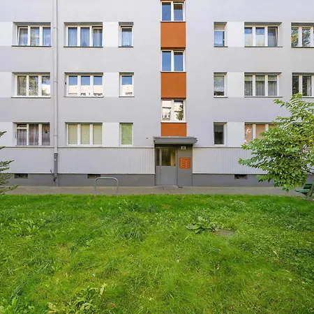 Red In With Two Bedrooms And Desk For Remote Work By Renters Вроцлав
