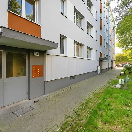 Daire Red In Wroclaw With Two Bedrooms And Desk For Remote Work By Renters