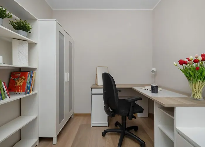 Red In Wroclaw With Two Bedrooms And Desk For Remote Work By Renters Appartamento