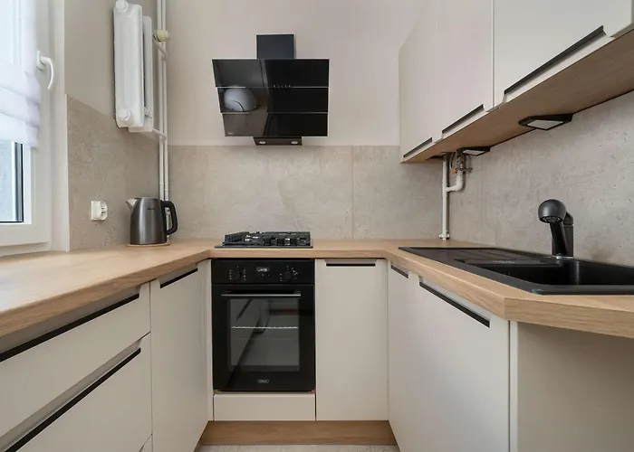 Appartamento Red In Wroclaw With Two Bedrooms And Desk For Remote Work By Renters Breslavia