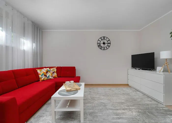 Red In Wroclaw With Two Bedrooms And Desk For Remote Work By Renters Appartamento