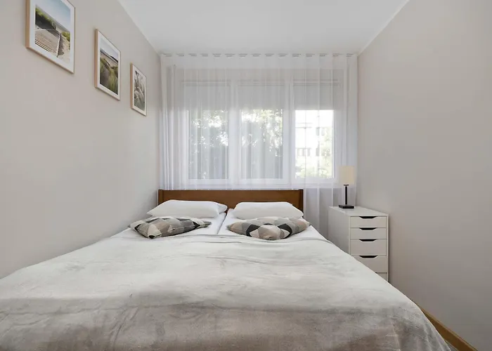 Red In Wroclaw With Two Bedrooms And Desk For Remote Work By Renters Appartamento