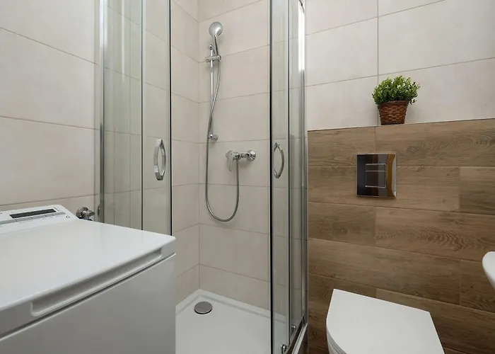 Red In Wroclaw With Two Bedrooms And Desk For Remote Work By Renters Appartamento